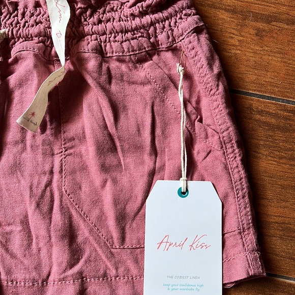 Comfy, lightweight linen shorts. - Picture 2 of 4